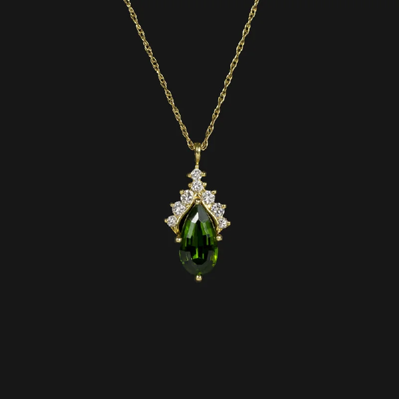 heart pendant ladies necklace-GREEN TOURMALINE DIAMOND NECKLACE TEARDROP SHAPE PEAR 18k GOLD PENDANT CLUSTER