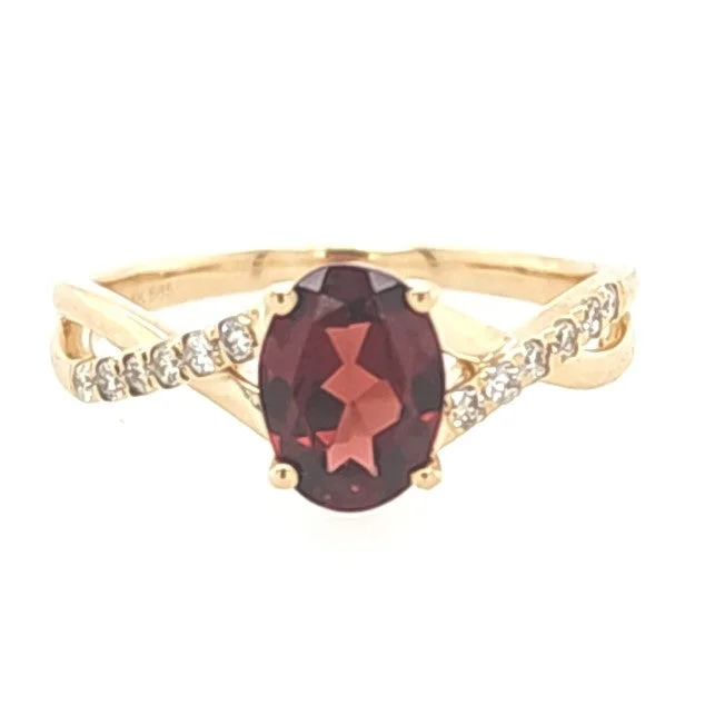 oval cut ladies ring-14ky Gold Garnet Ring