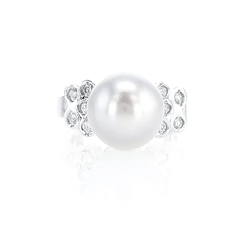 classic ladies ring-Pearl and 0.30 Cttw Round Diamond 18K White Gold Fashion Estate Ring